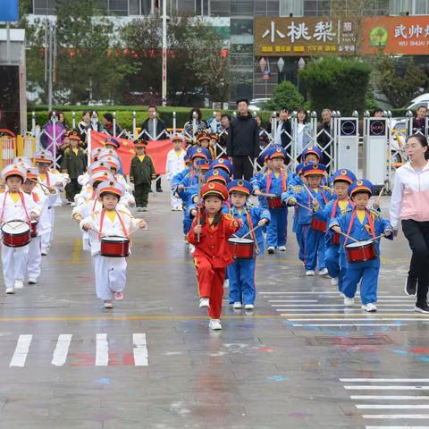 《劳动最光荣，向劳动者致敬》——新城区幼儿园劳动节主题升旗活动