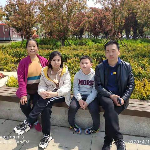 今天是4.11日星期六，天气湿润。昨日的一场春雨，让今天空气格外清晰，阳光明媚，没有一丝风。