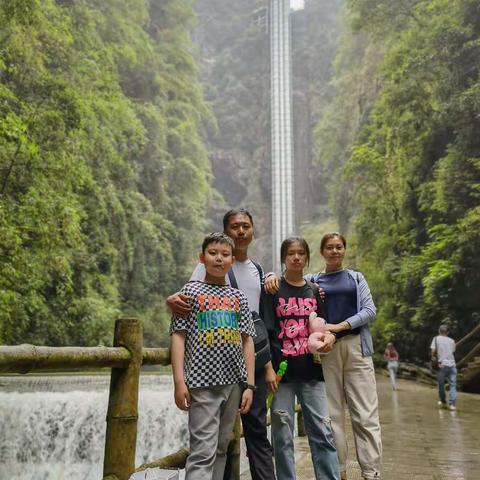 2021.6.27.到7月2日共六天，趁看暑假乔梁，冯丽娜，乔一心，乔一帆四人，乘座飞机飞往重庆旅游！