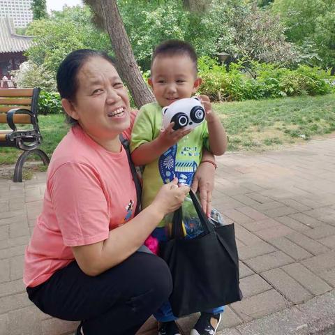 今天是5.24星期日，疫情过后，糖宝，毛毛又可以来公园玩了。天气晴朗，温度湿润，是夏季难得天好时光