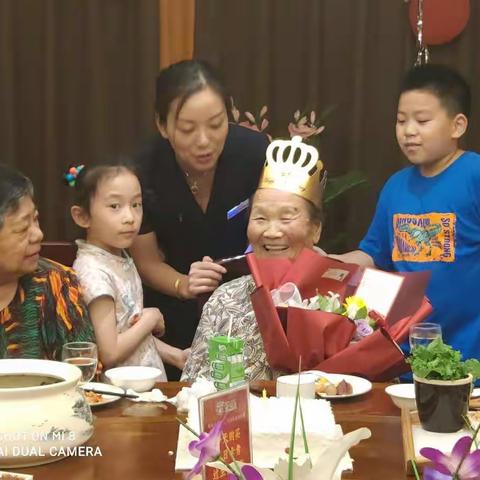 农历润四月十四日，是娘九十三岁生日，一家人四世同堂，欢聚一起给老娘庆生日，祝老母亲健康长寿，开心快乐！