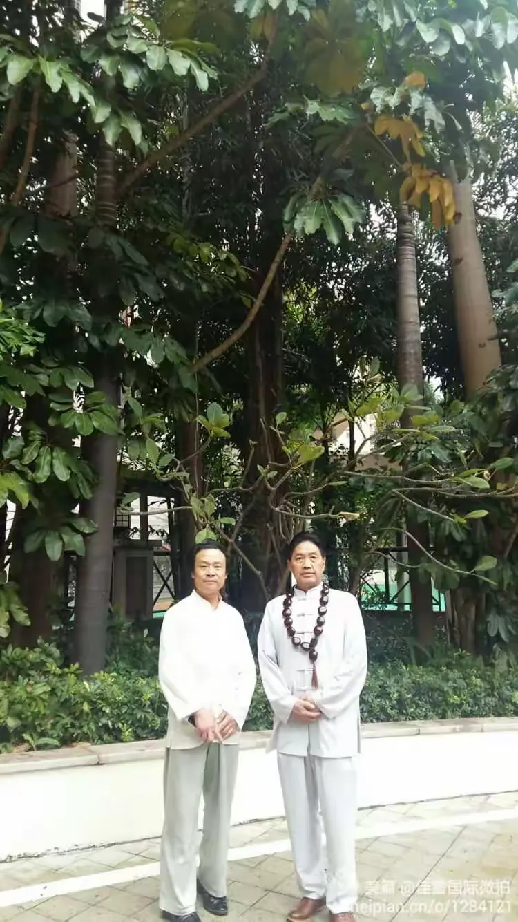 李万江,中华奇人,世界吉尼斯纪录,中国书法家协会会员,中国一级美术师,国礼书法家