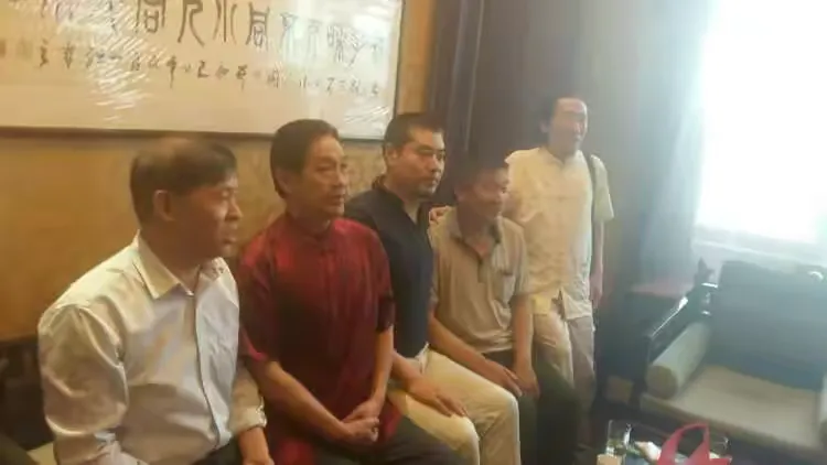 李万江,中华奇人,世界吉尼斯纪录,中国书法家协会会员,中国一级美术师,国礼书法家