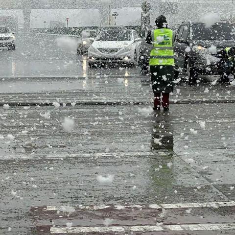 不畏雨雪守岗位  暖心服务保畅通