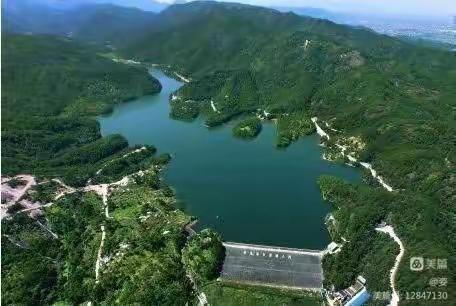 今天上午，悠扬动听的葫芦丝韵飘荡在杨溪水库，麻车口村，洪福寺上空。