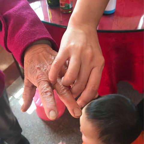爱的表达和延续 ——牵妈妈的手
