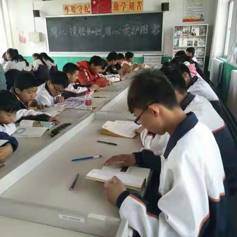 书卷多情似故人，晨昏忧乐每相亲――岞山中心学校读书活动掠影