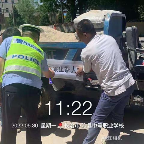 沁县交警现场宣传              喷涂三轮车“严禁载人”标识