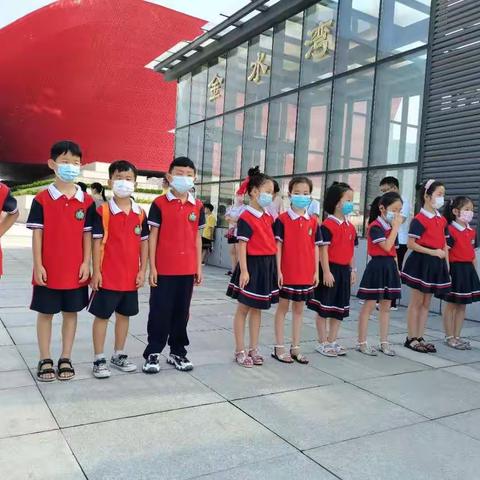 许昌市南海街小学一四班雏鹰小队的科技馆之旅