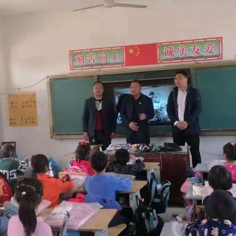 李炳熙先生为演武岗小学捐赠爱心物资