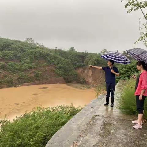 抗洪一线中的代表身影