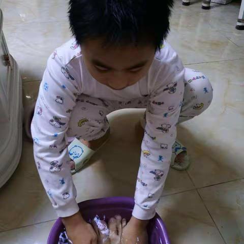 “孝敬父母，感恩生活”——石王小学五年级一班家庭实践活动风采