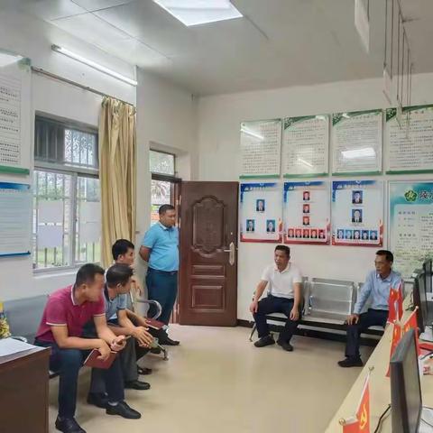 提蒙乡党委书记陈法荣下村指导防风防汛工作