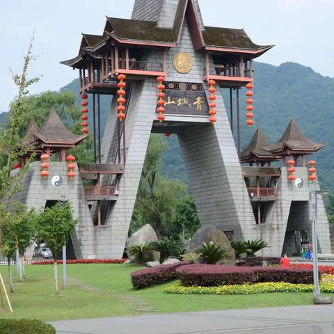 青城山名扬天下.旅游胜地.风景诱人.气温宜人.也是避暑好地方。