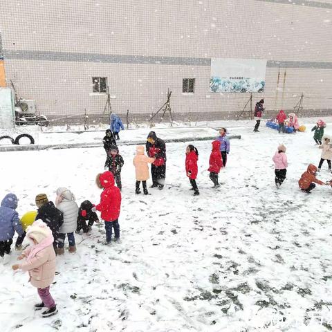 “趣”玩雪“乐”童年——新东方幼儿园“玩雪”活动实记