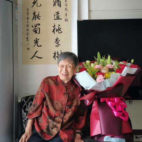同学百岁华诞   校友登门庆贺
