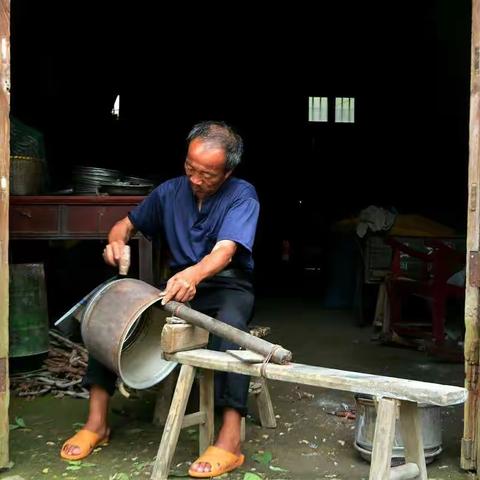 手艺：铝锅修补/摄影：张平/ 时间：2017年06-07月/ 地点：万载县马步乡布城村石坑组