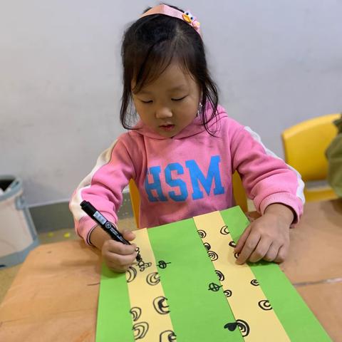 毕加索曾说过："我要用儿童的眼睛看世界"。​画画就是向简单的线条和色彩里注入灵魂。