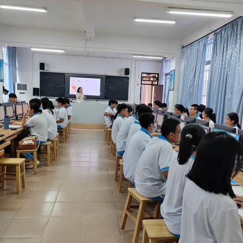 展课堂风采，促专业成长