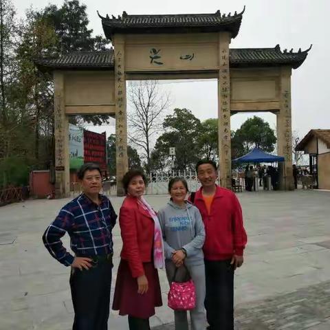 自贡尖山桃花红满山