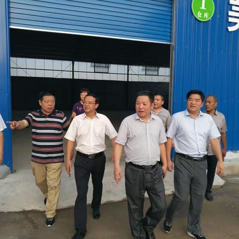 省煤炭办运营处副处长贾太平在县政府副县长宁建平陪同下检查我县洁净型煤仓储配送中心