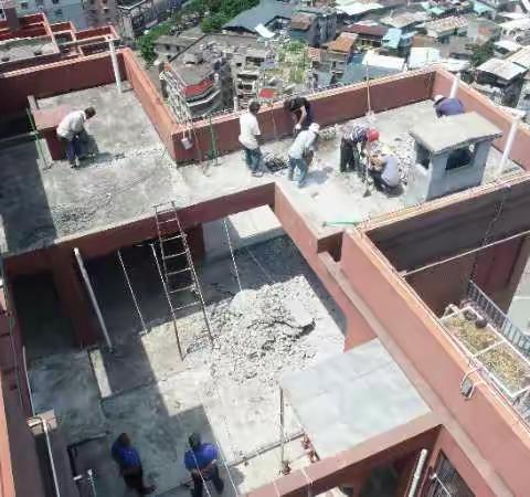 住建攻坚动真碰硬，拆除楼顶隐患违建27户