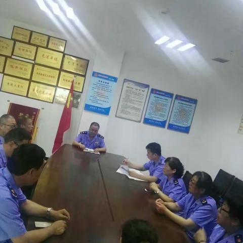 工商临潼分局华清工商所传达分局会议精神