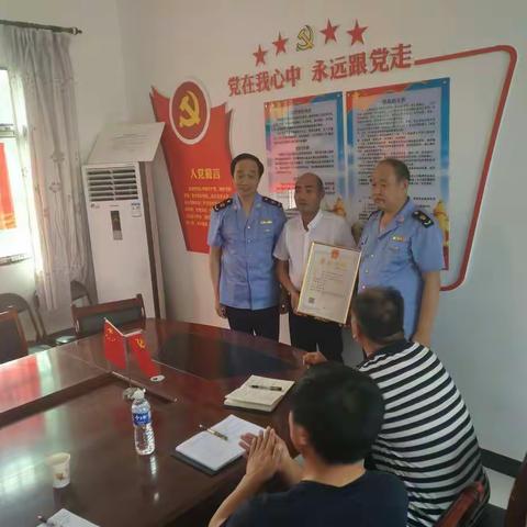 工商临潼分局“不忘初心，为产业扶贫企业”送照上门服务