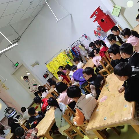 扁屿幼儿园大（2）班小胖机器人~手摇打孔器