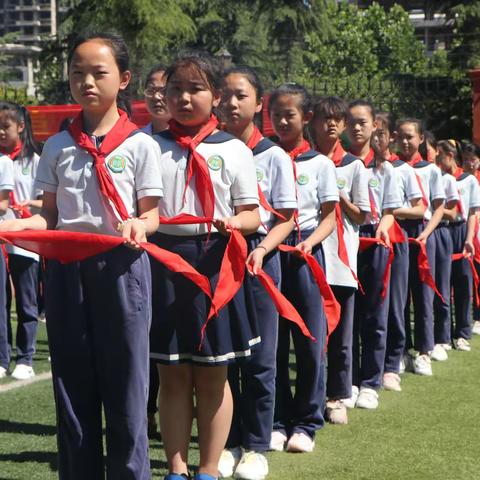 我爱我的红领巾 ——记郑州新徽实验学校“童心向党迎百年”一年级新生入队仪式