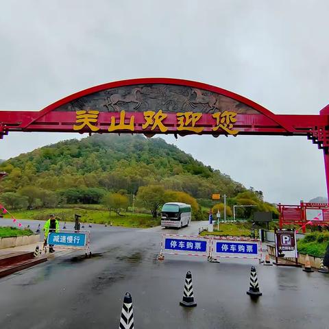 从张家川返宝鸡不走高速需经关山牧场。国庆节细雨中的关山。