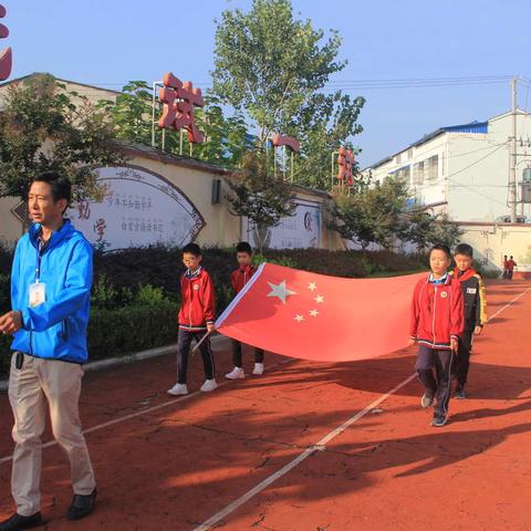 随县草店镇中心小学开展以“习爷爷教导记心间”为主题的升旗仪式