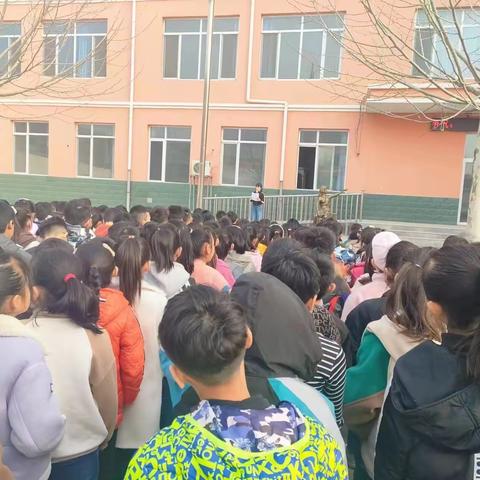 “雷锋日，学习雷锋精神”——党城小学