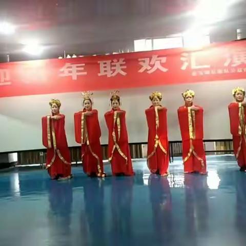 红色娘子走秀队演出！