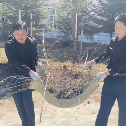 森林资源管理处开展“民族团结一家亲暨环境卫生整治”主题党日活动