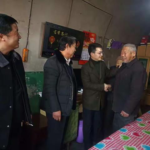 镇领导下乡帮扶单位人寿保险公司领导慰问万安村低保，特困供养人，老党员及80周岁以上老人