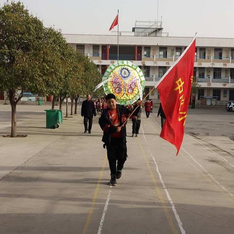 祭扫烈士墓    缅怀革命情