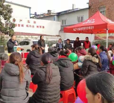 新县农商银行沙窝支行成功举行第十九期金融夜校——浓情腊八节品粥回馈活动！