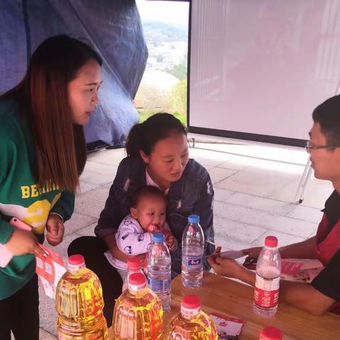 新县农商银行服务三农，助丰收促发展！👍👍👍