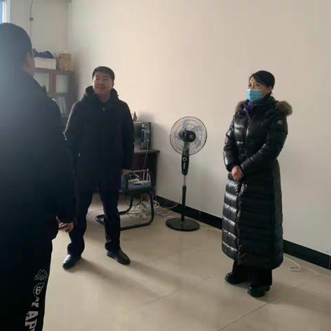 中心领导到我馆看望困难党员