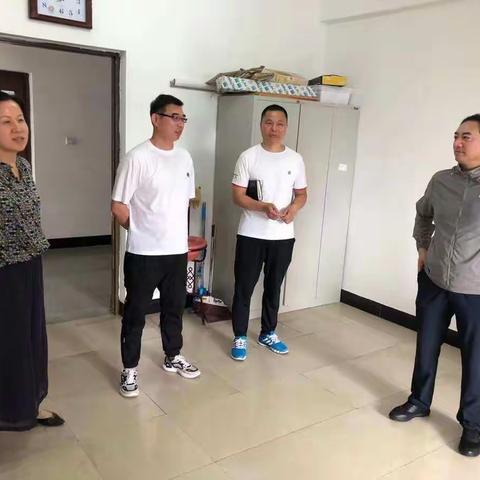 中心党委领导到我馆慰问困难党员