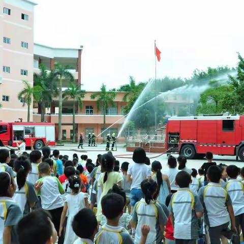 提高消防意识，共建和谐校园
——2017年中心小学安全疏散演练活动