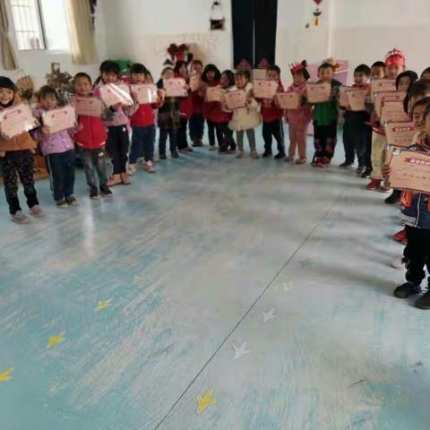 一学期结束了，老师走访了每一个孩子的家庭，给他们带去了祝福，也提升了家园共育