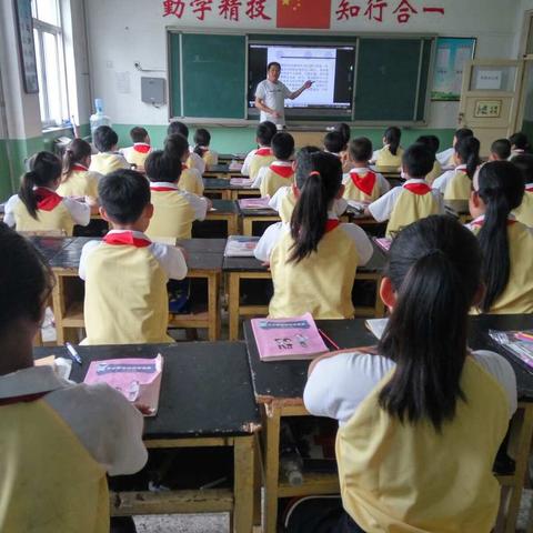 西王舍学校四年级学生在矿区职教中心参加青少年法治教育培训