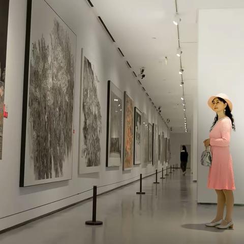 娴静犹如花照水