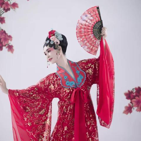 【古韵新拍】芳华自在，笑靥如花 出镜：丽丽 摄影：阿斌