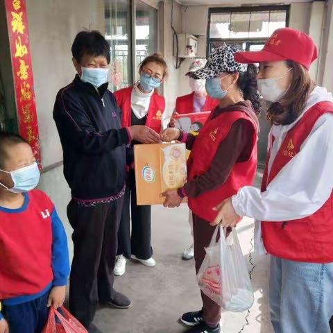 清原镇铁北社区新时代文明实践站走访看望留守儿童