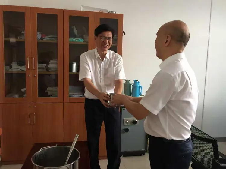 活动中,龙泉支行王爱军行长与陈赤霄副行长为奋斗在一线的员工以及在