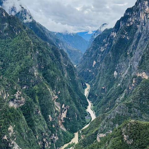 巴拉格宗大峡谷