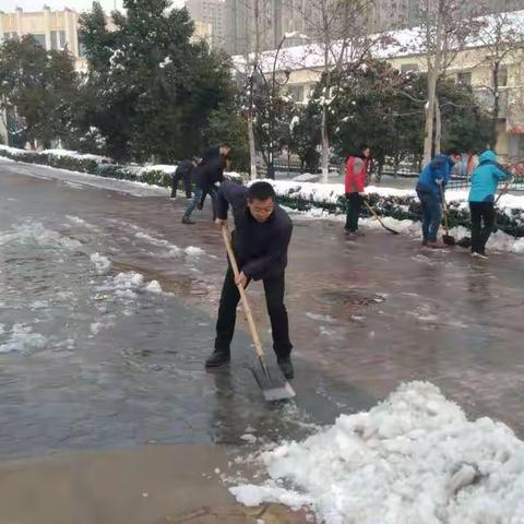 区安监局全力以赴开展扫雪除冰